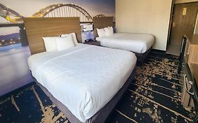 Clarion Pointe Bettendorf - Quad Cities